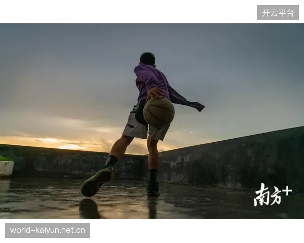 篮球少年运球太骚被队友羡慕：那些年我们追逐的炫技瞬间